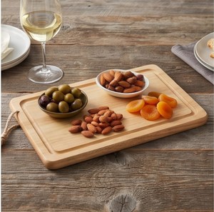 Planche à découper rectangulaire en bois avec rainure pour les jus et boucle de suspension pour la cuisine - Product Image 6