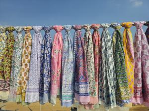 Paréo Sarong Léger en Coton Imprimé Floral Fait Main pour Femme, Style Bohème, Idéal pour la Plage et l'Été - Product Image 6