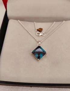 Colgante Étnico Hecho a Mano de Plata de Ley 925 con Zafiro Teal Cuadrado Cultivado en Laboratorio, Certificado IGI, Regalo para Mujeres y Hombres - Product Image 1