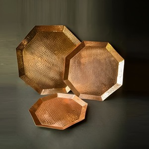 Plat de service en cuivre durable avec finition polie et élégante, conçu pour des dîners et présentations haut de gamme - Product Image 2