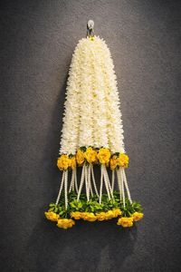 Guirlande de fleurs de jasmin blanches faites à la main de luxe avec accents de roses jaunes, pompons de perles et décorations de feuilles vertes pour mariage - Product Image 2