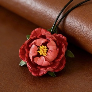 Colgador de Bolso de Cuero PU Premium con Diseño de Flor de Peonía - Accesorio de Bolso de Lujo, Elegante, Impermeable, Profesional, Resistente y Duradero - Product Image 1