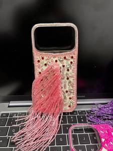Étui de téléphone artisanal en coton et perles de rocaille avec broderie florale rose, thème sportif, forme rectangulaire, marque Heritage - Product Image 4