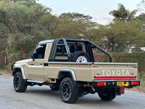 Land Cruiser Pickup d'occasion 2022, conduite à gauche, intérieur foncé, sièges en cuir, pneus R18, barres de toit en alliage d'aluminium, caméra de recul - Product Image 4