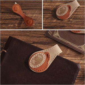 Marcapáginas de cuero hecho a mano con forma de hoja de arce, accesorio de regalo perfecto para clubes de lectura y lectores, a la venta a un precio razonable. - Product Image 4
