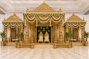 งานแต่งงานในฝัน ซุ้มวงกลมสีทองสุดหรู พร้อมผ้าม่านสีม่วงและพรมแดงสำหรับตกแต่งงานแต่งงาน - Product Image 3