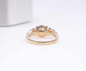 Anillo de compromiso de oro amarillo de 14 quilates con diamante de laboratorio de corte redondo, anillo de tres piedras, anillo de diamantes único para ella, anillo de boda - Product Image 2