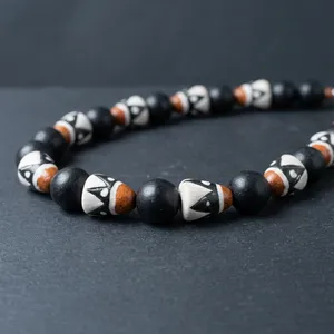 Collar de Cuentas de Madera Talladas, Arte Popular, Patrón Blanco, Negro y Naranja, Joyería Artesanal, Tamil Nadu, KOTTRAVAI - Product Image 1
