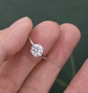 Bague de fiançailles classique à pierre unique en moissanite de 1 carat en argent sterling, bague à six griffes en moissanite - Product Image 4