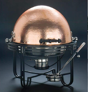 Elegante plato redondo para calentar comida, bañado en oro, con tapa abovedada y detalles florales, ideal para eventos; disponible a precios de mayorista. - Product Image 5