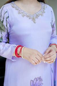 Ensemble Kurti, pantalon et dupatta en soie premium, style col en V, longueur genou, style sud-indien, idéal pour les occasions spéciales. - Product Image 5