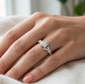 แหวนหมั้นทองคำ 10K รุ่น VBSR-6 ประดับเพชรแท้ HPHT 0.22 กะรัต E VS1 จาก Fine Jewelry รูปทรง Claddagh แหวนสองมือรูปหัวใจ สัญลักษณ์แห่งความรัก - Product Image 5