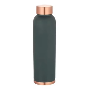Bouteille d'eau en cuivre de qualité supérieure, durable, pour une meilleure hydratation, une digestion améliorée et des bienfaits pour la santé globale, idéale pour un usage quotidien. - Product Image 4