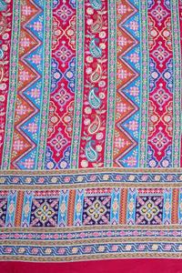 ผ้าเครปสีแดงเข้มลายเรขาคณิตพิมพ์ลายชนเผ่าพร้อมขอบลายเพสลีย์สำหรับตัดเย็บชุดคุर्ติ - Product Image 3