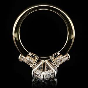 แหวนหมั้นเพชรโมอิสซาไนต์ทรงลูกแพร์สามเม็ด ชุบทองคำขาว 950 ทำมือ ดีไซน์คลาสสิก พร้อมดีเทลวงแหวนรอบๆ แบบซ่อน - Product Image 5