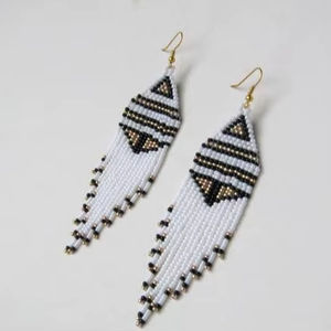 Boucles d'oreilles en perles de verre scintillantes pour les soirées, ajoutant un accent chatoyant et une présence de bijoux sophistiqués. - Product Image 1