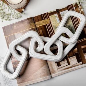 Chaîne en bois sculptée à la main à 2 maillons, décoration en bois, accent en nœud, pour étagère, bureau, table basse, ornement de Noël moderne, noir, personnalisé - Product Image 1