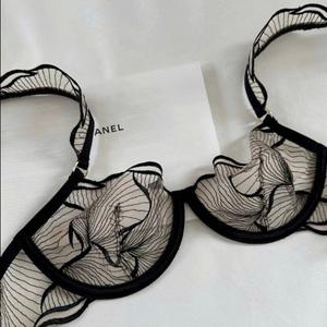 Ensemble de lingerie intime tissée pour femmes avec soutien-gorge et culotte en dentelle à volants - Product Image 1