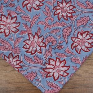 Tissu en coton imprimé à la main motif floral bleu de designer, motif de fleurs rouges et de feuilles roses pour robes, kurtis, coussins - Product Image 2