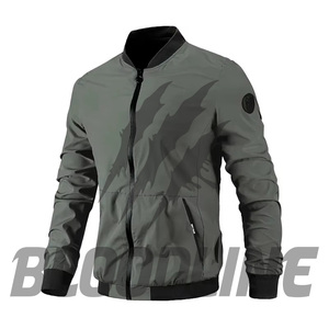 Veste coupe-vent noire pour homme à manches longues avec logo sur la manche gauche, à porter en toutes saisons - Product Image 3