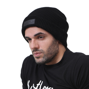 Bonnet noir H5TLR 100 % acrylique tricoté pour homme – Style urbain décontracté, couleur unie avec impression en relief en caoutchouc - Product Image 4