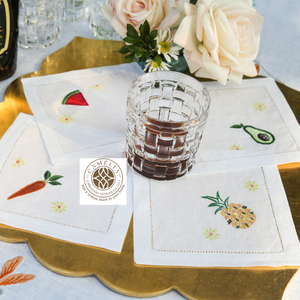 Servilleta de lino blanca con bordado de frutas tropicales, colores juguetes que aportan un toque fresco de verano a tu mesa. - Product Image 1