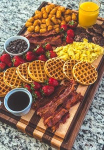 Articles populaires : Planche à découper et plateau de service en bois d'acacia à grain apparent, en forme de drapeau américain, compatible lave-vaisselle, écologique et durable, 4th - Product Image 5