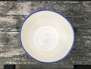 Bol à dessert en céramique contemporain avec des détails rayés vibrants et une finition brillante durable pour une présentation chic à table - Product Image 2