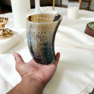 Portavelas de cuerno de buey natural hecho a mano con orificios decorativos, decoración rústica para el hogar a precio económico. - Product Image 2