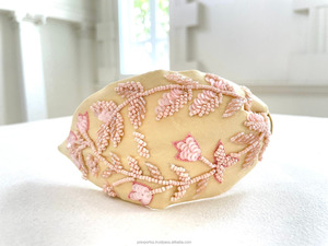 Diadema de tela con cuentas navideña, accesorio para el cabello ancho y acolchado con bordado de Papá Noel, bastón de caramelo, árbol y regalo, para fiestas navideñas infantiles - Product Image 3