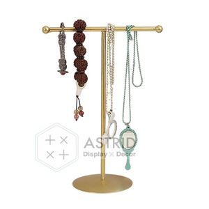 Présentoir de Luxe Moderne Autoportant en Fer Poli Doré pour Bracelets, Colliers, Bagues et Boucles d'Oreilles – Idéal pour Bijouteries - Product Image 4