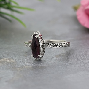 Anillo de Plata de Ley 925 con Granate, Corte Pera, Grabado Floral Vintage, Piedra de Nacimiento de Enero, para Mujer - Product Image 5