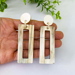 Pendientes Colgantes Modernos Hechos a Mano, Diseño Único y Clásico con Cuernos de Búfalo Rectangulares, Personalización Disponible, de la India - Product Image 4