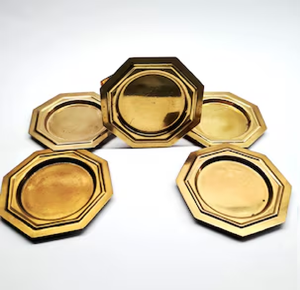 Juego de posavasos octogonales de latón con un acabado pulido liso y diseño de doble borde elevado, disponibles a precios de mayorista. - Product Image 1