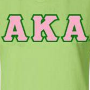 Camiseta con cuello en V con letras AKA, color verde Kelly, de algodón premium, manga corta, ropa de hermandad griega, camiseta AKA - Product Image 3