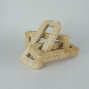 Sculpture en pierre de travertin de luxe, emboîtable, qui rehausse le décor moderne grâce à une artisanat artisanal et un design géométrique unique. - Product Image 1