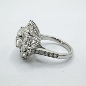 Anillo de Compromiso con Diamante Cultivado en Laboratorio en Forma de Corazón de 6.28 CTW, Certificado por IGI, Oro Blanco Sólido de 8K, Banda de Halo Tipo Cóctel - Product Image 2