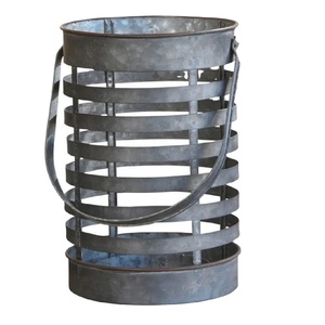 Lanterne grise galvanisée au design spiralé moderne, parfaite pour l'ambiance intérieure et extérieure de la maison et du jardin - Product Image 1