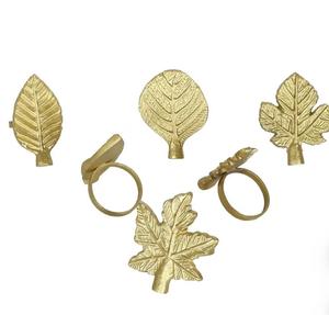Anillos para Servilletas con Forma de Hoja Dorada, Juego de Decoración de Mesa Clásico de Latón - Product Image 1