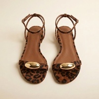 Sandales plates personnalisées OEM ODM pour femmes à bout ouvert et bout pointu, avec bride de cheville et talon bas, chaussures confortables, fabrication B2B, faible MOQ, échantillonnage rapide