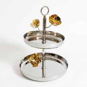 Impresionante soporte de dos niveles para postres, adornado con hermosos motivos florales dorados, ideal para mesas de té de lujo. - Product Image 2