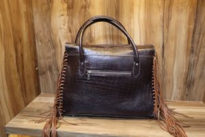 กระเป๋าถือหนังแท้ลายจระเข้ทำมือ พร้อมพู่ตกแต่งและตัวล็อค - Product Image 2