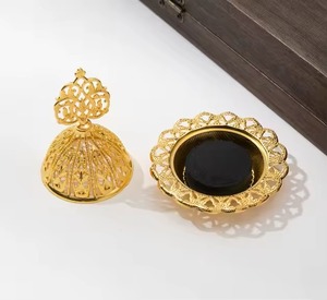 Brûleur d'encens en laiton doré très prisé avec couvercle en dôme orné, support décoratif aromatique fait main, utilisation toute saison - Product Image 2