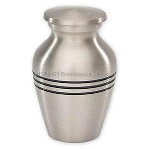 Urnes artisanales en métal de qualité supérieure de style antique pour animaux de compagnie pour les cendres de chien et de chat avec des détails commémoratifs complexes - Product Image 5