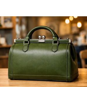 Bolso cruzado de piel sintética para mujer con solapa y cierre rectangular dorado - Product Image 3