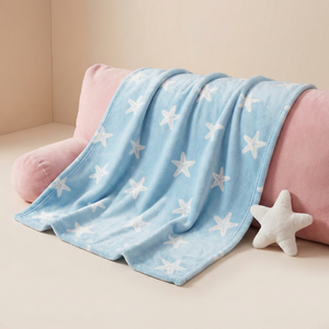 Kits de voyage en flanelle avec coussin et couverture, personnalisables pour hôtels, vente en gros, kits de confort premium pour l'avion - Product Image 1