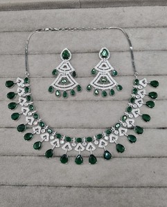 ชุดเครื่องประดับคริสตัลสีม่วงหรูหราจาก LucentArts ชุบเงิน ประดับเพชรแบบอเมริกัน ดีไซน์เรขาคณิต เหมาะสำหรับงานแต่งงาน - Product Image 4