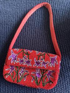 Sac perlé fait main rouge et noir, forme rectangulaire, design minimaliste, 100 % artisanal, décoration intérieure - Product Image 5