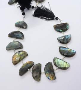 Labradorita natural facetada tallada en forma de media luna, briolette de 12x25 mm, labradorita elegante, 11 cuentas por paquete para la fabricación de joyas. - Product Image 1