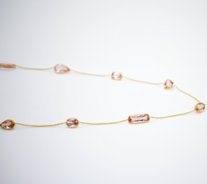 Collar de Morganita Natural en Oro Amarillo Sólido de 18K – Cadena con Gemas de Melocotón en Formas Mixtas Engastadas en Bisel - Product Image 2